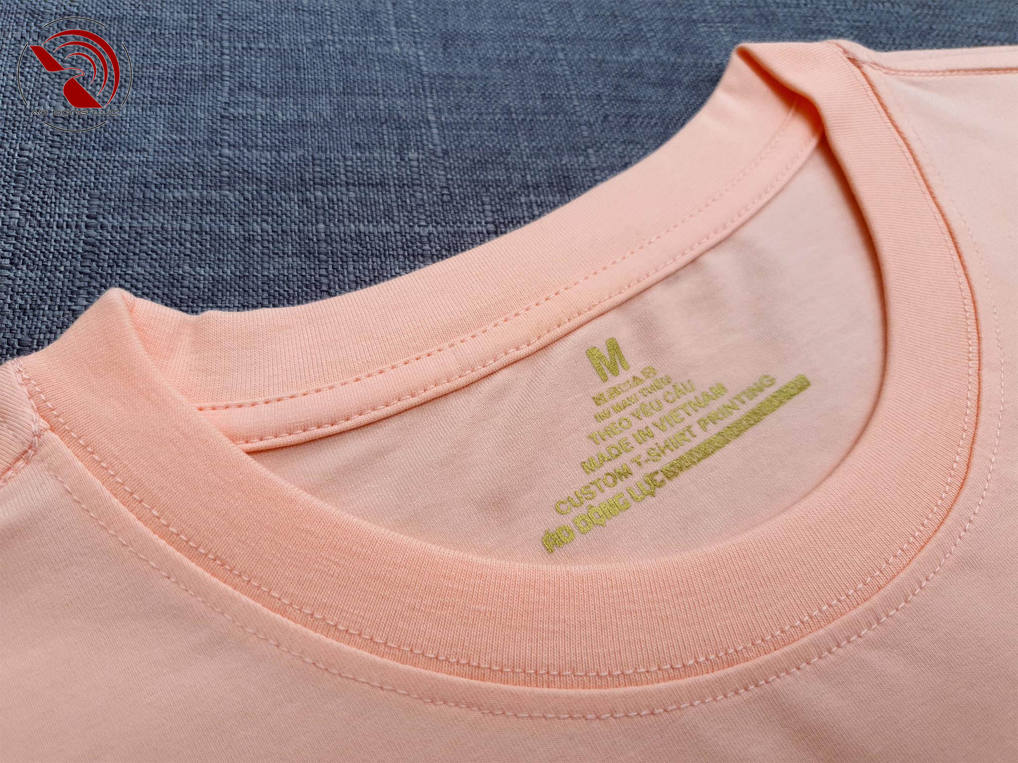 Chi tiết cổ áo áo thun cổ tròn cotton cao cấp màu hồng dâu
