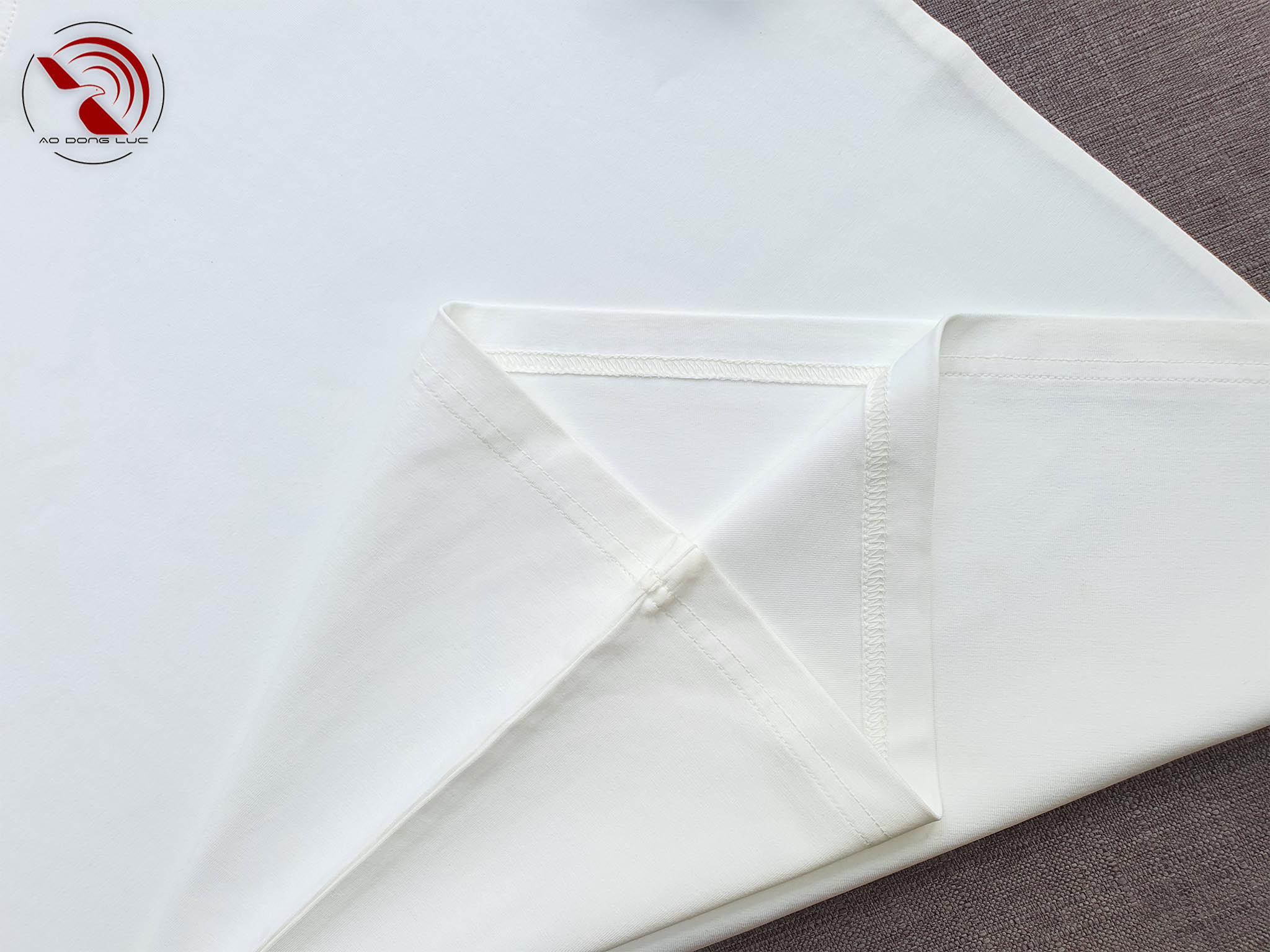 Chi tiết vạt áo áo thun cổ tròn ngắn tay cotton cao cấp màu trắng