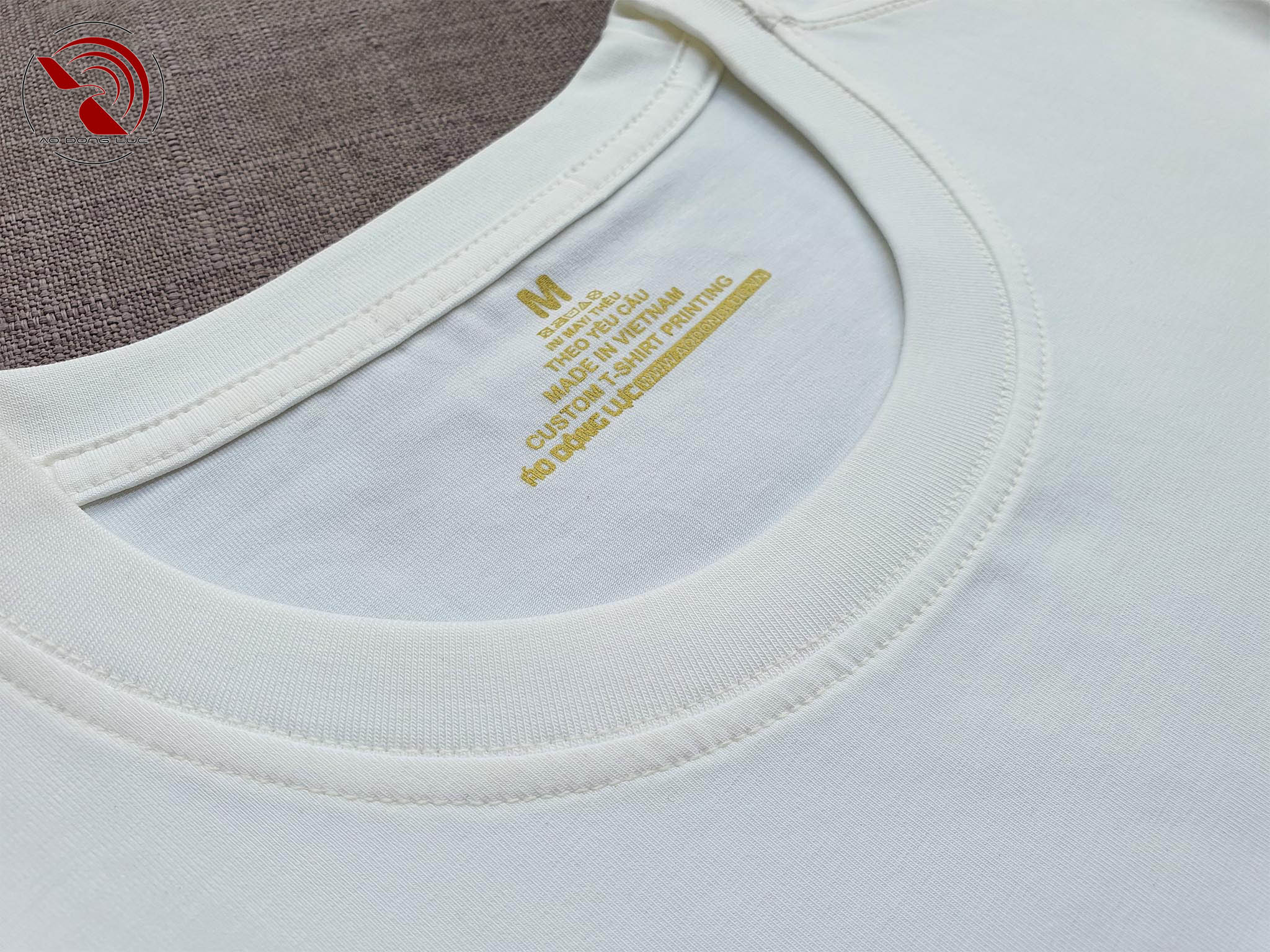 Chi tiết cổ áo áo thun cổ tròn ngắn tay cotton cao cấp màu trắng