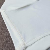 Chi tiết đường may móc xích vai áo thun cổ tròn cotton cao cấp màu trắng