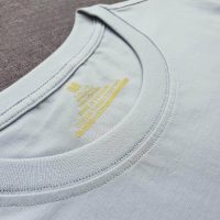 Chi tiết cổ áo áo thun cổ tròn cotton cao cấp màu xám ghi đá