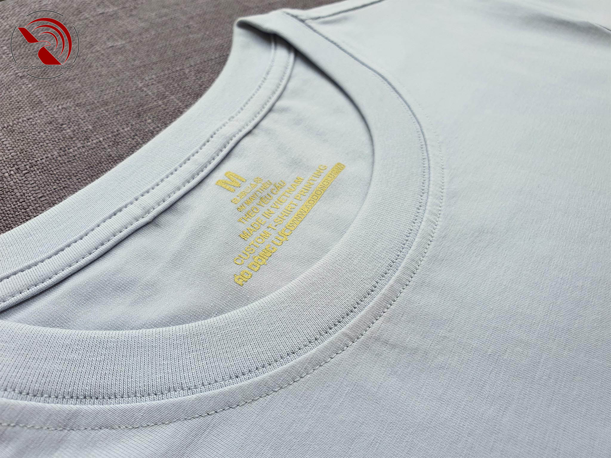 Chi tiết cổ áo áo thun cổ tròn cotton cao cấp màu xám ghi đá