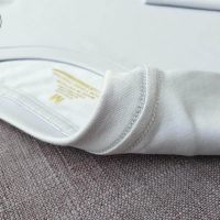 Chi tiết đường may móc xích cổ áo thun cổ tròn cotton cao cấp màu xám ghi đá
