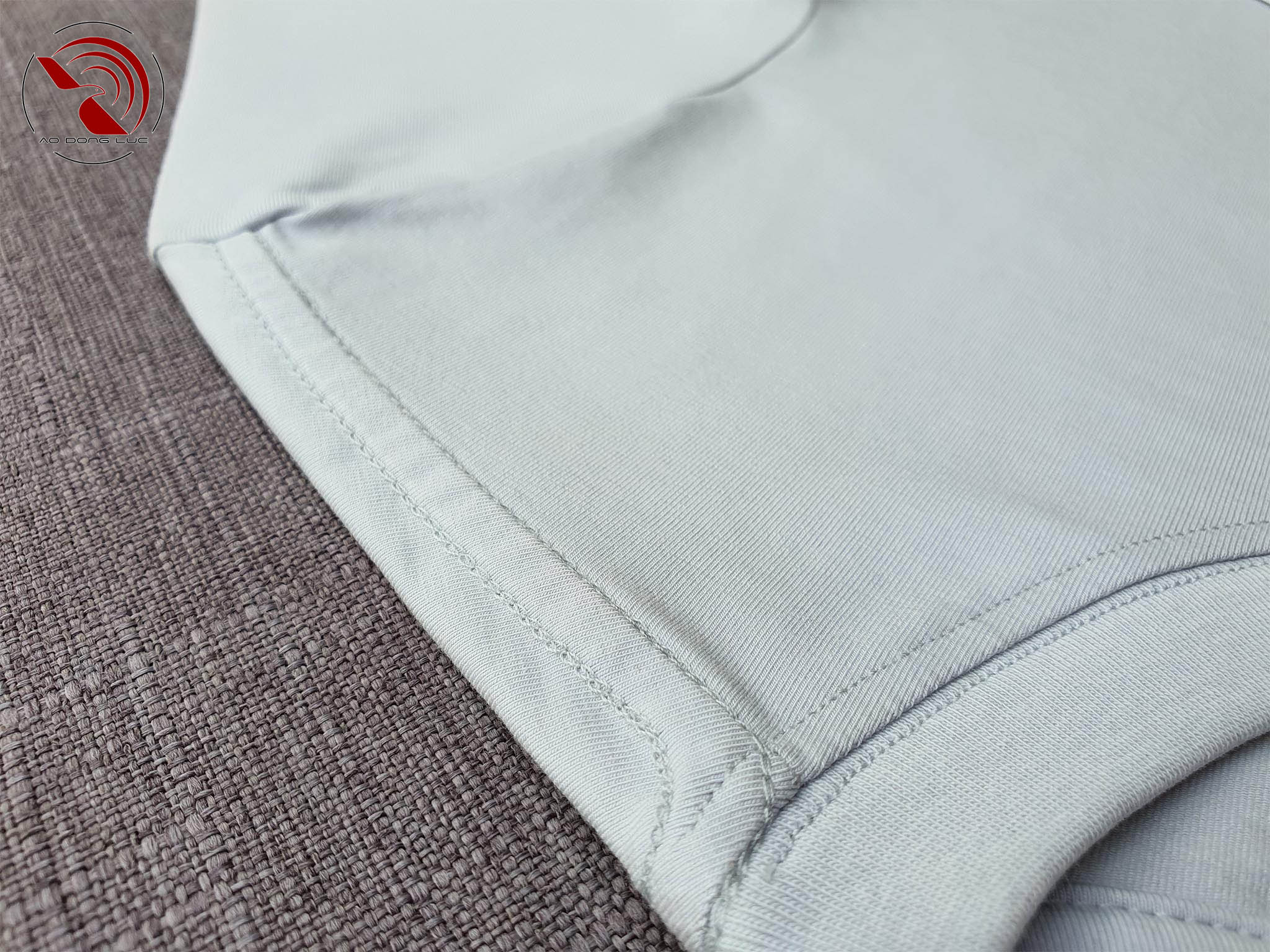 Chi tiết đường may móc xích vai áo thun cổ tròn cotton cao cấp màu xám ghi đá
