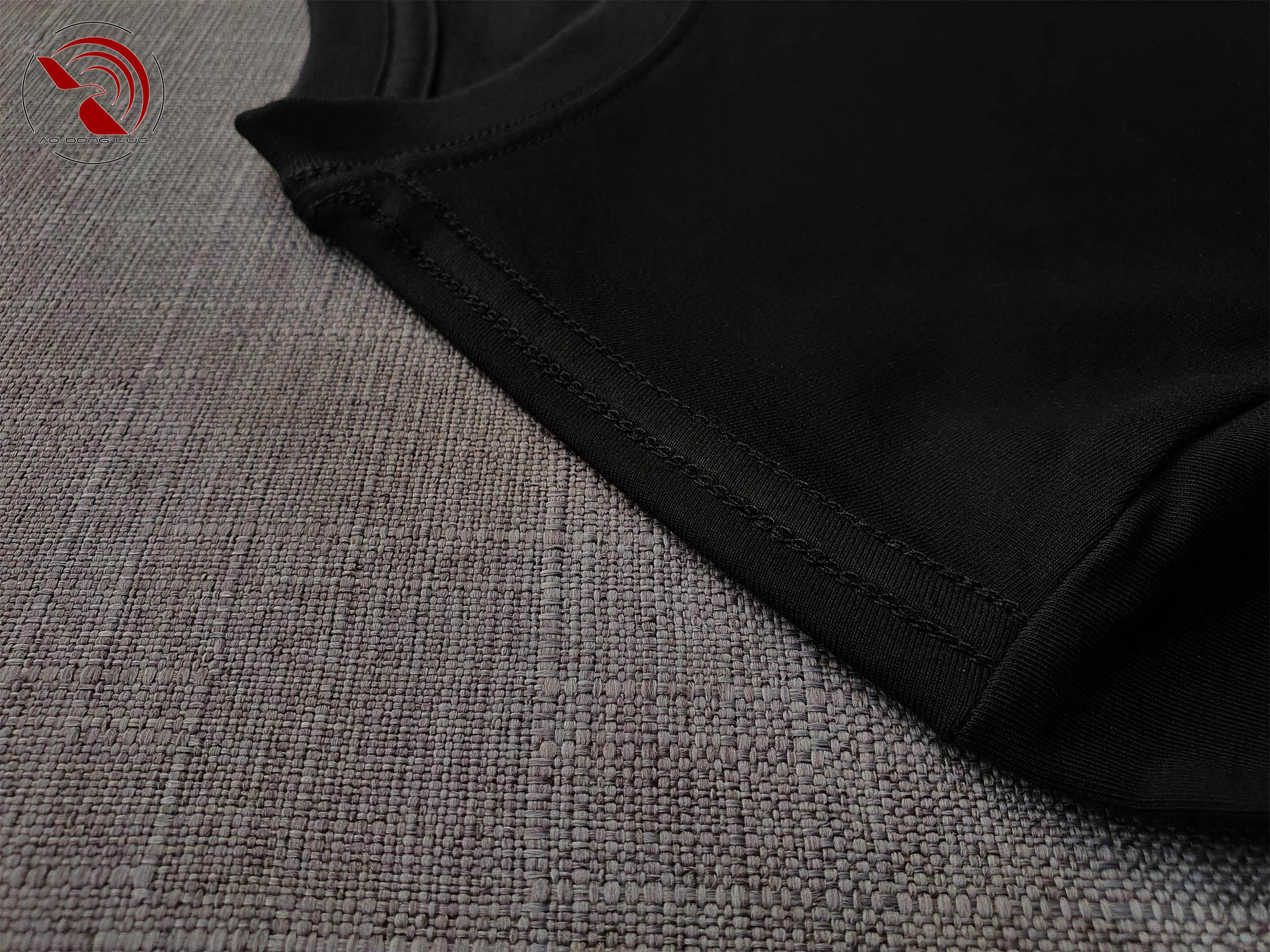 Chi tiết đường may móc xích vai áo thun cổ tròn ngắn tay cotton cao cấp màu đen