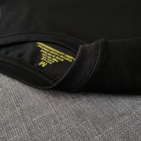 Chi tiết đường may móc xích cổ áo thun cổ tròn ngắn tay cotton cao cấp màu đen