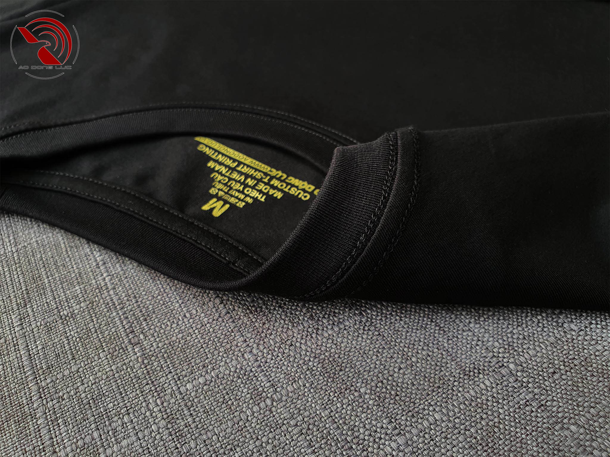 Chi tiết đường may móc xích cổ áo thun cổ tròn ngắn tay cotton cao cấp màu đen