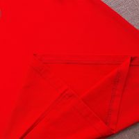 Chi tiết vạt áo áo thun cổ tròn ngắn tay cotton cao cấp màu đỏ tươi