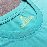 Chi tiết đường may móc xích áo thun cổ tròn ngắn tay cotton cao cấp thiên thanh