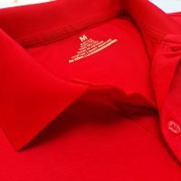 Chi tiết cổ áo áo thun cổ trụ polo bo trơn cá sấu lạnh poly thấm hút đỏ tươi