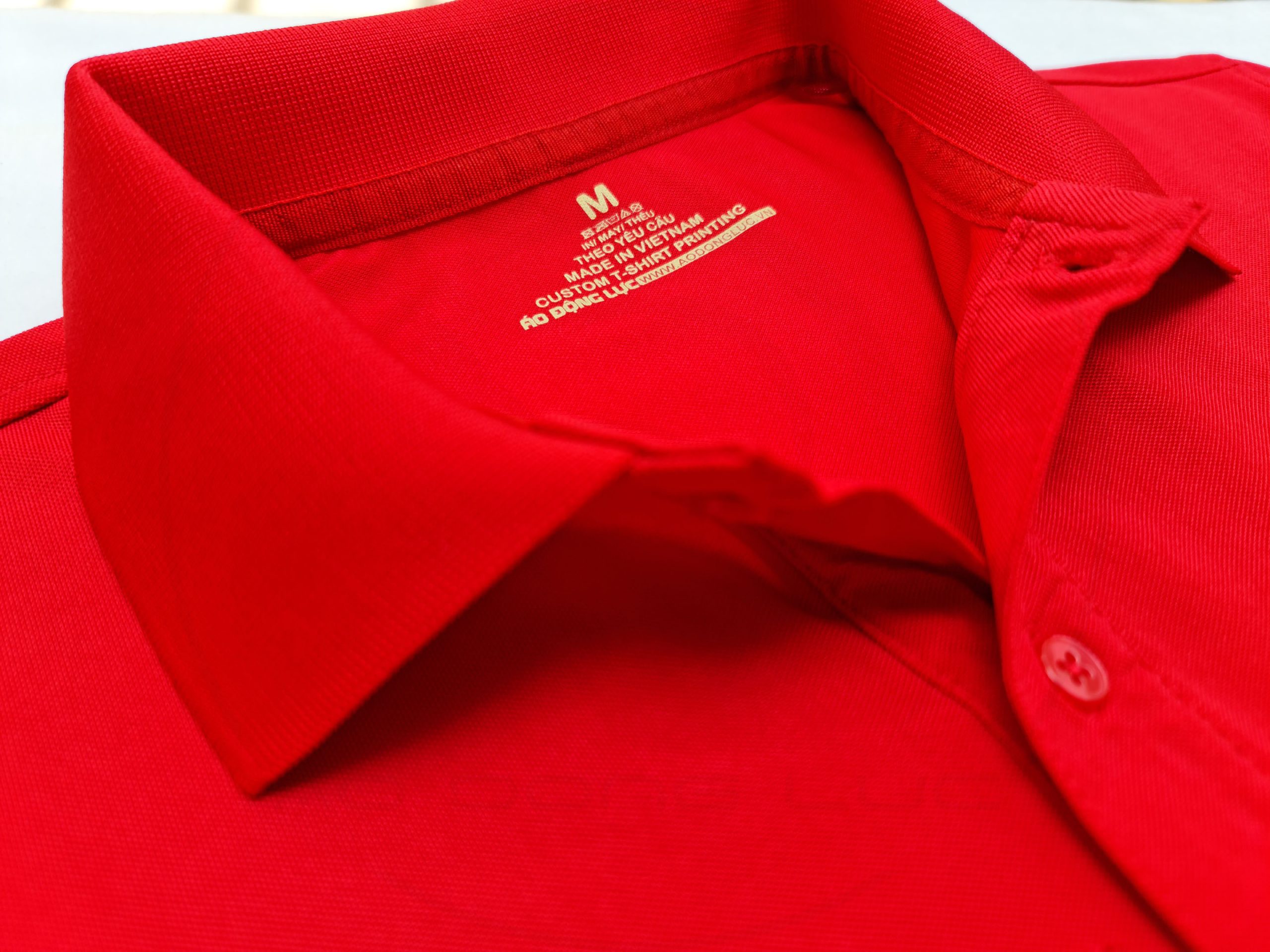 Chi tiết cổ áo áo thun cổ trụ polo bo trơn cá sấu lạnh poly thấm hút đỏ tươi