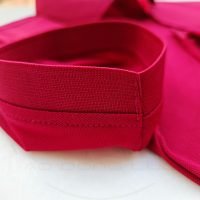 Chi tiết bo tay áo thun cổ trụ polo bo trơn cá sấu lạnh màu đỏ đô
