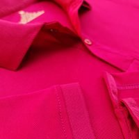 Chi tiết đường may và vạt áo áo thun cổ trụ polo bo trơn cá sấu lạnh màu đỏ đô