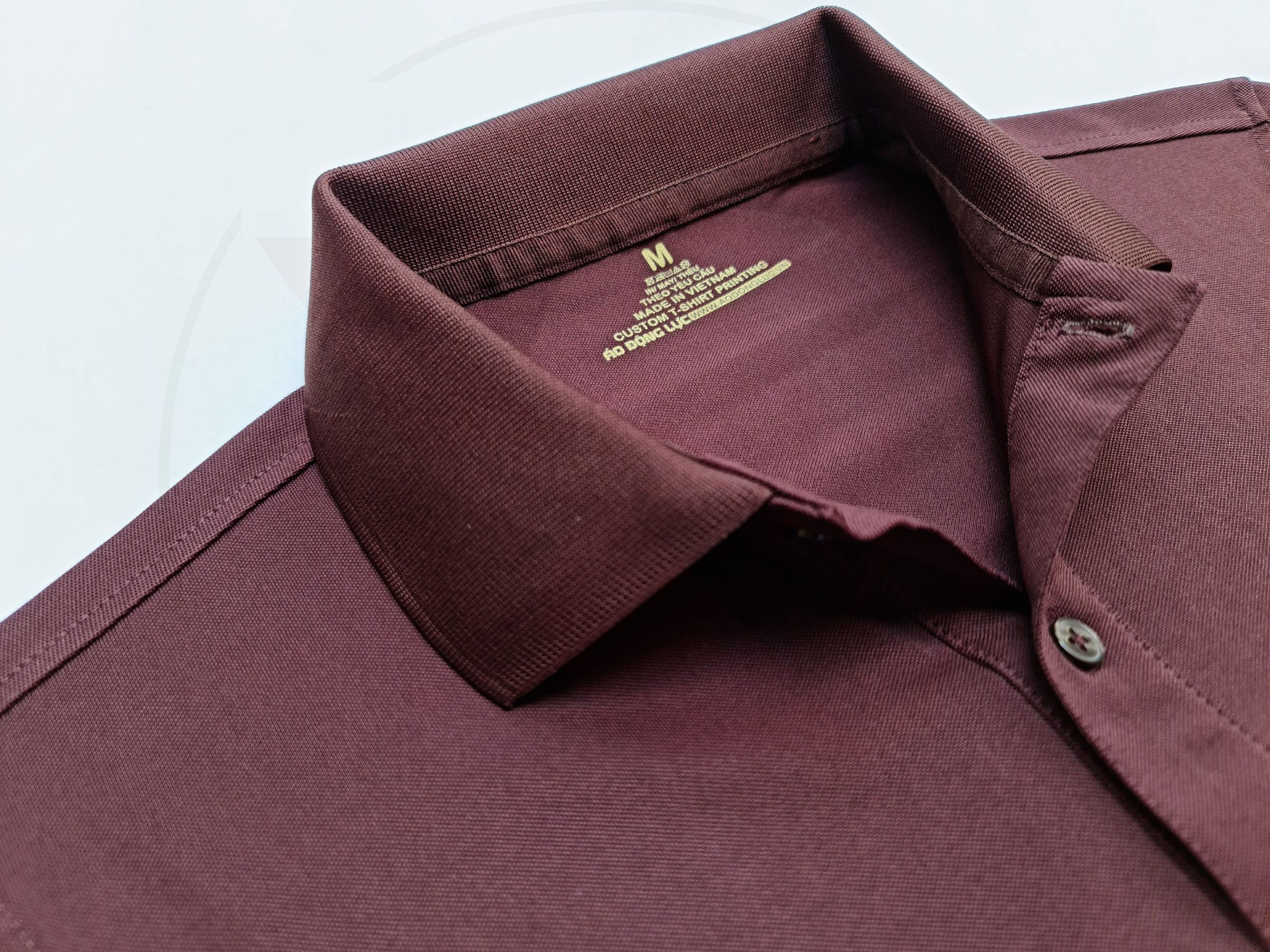 Chi tiết cổ áo áo thun cổ trụ polo bo trơn cá sấu lạnh poly thấm hút màu nâu