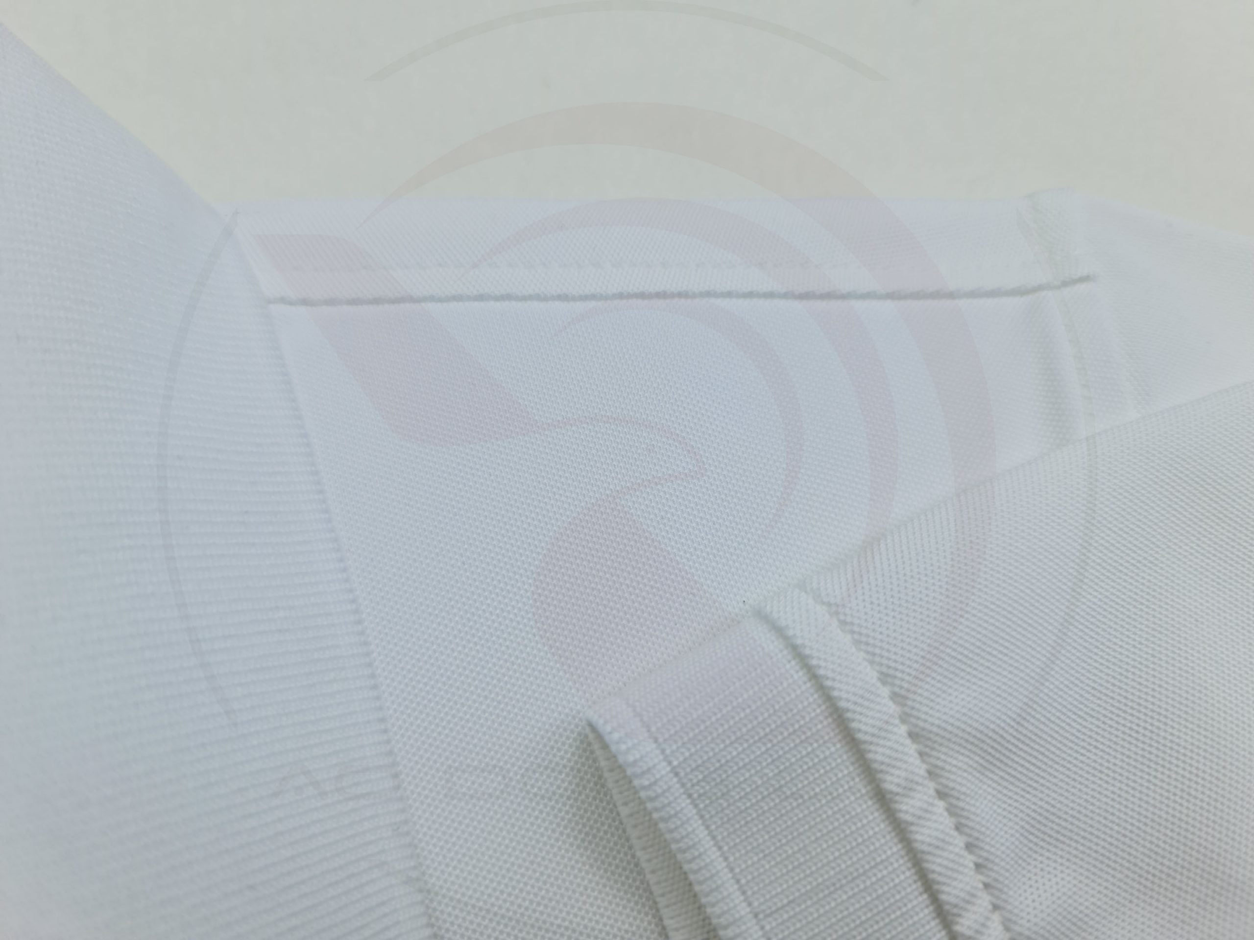 Chi tiết đường may áo thun cổ trụ polo bo trơn cá sấu lạnh màu trắng