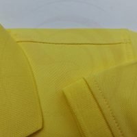 Chi tiết đường may đè mí kép áo thun cổ trụ polo bo trơn màu vàng
