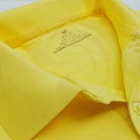 Chi tiết cổ áo áo thun cổ trụ polo bo trơn cá sấu lạnh poly thấm hút màu vàng
