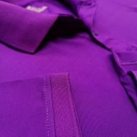 Chi tiết đường may và vạt áo áo thun cổ trụ polo bo trơn cá sấu lạnh màu tím huế