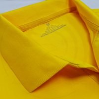 Chi tiết cổ áo áo thun cổ trụ polo bo trơn cá sấu lạnh poly thấm hút màu vàng nghệ