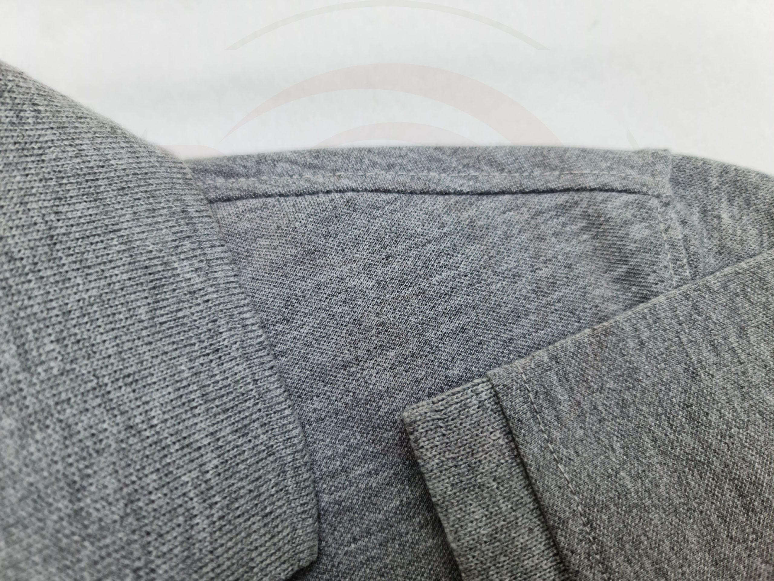 Chi tiết đường may áo thun cổ trụ polo bo trơn cá sấu lạnh xám đậm