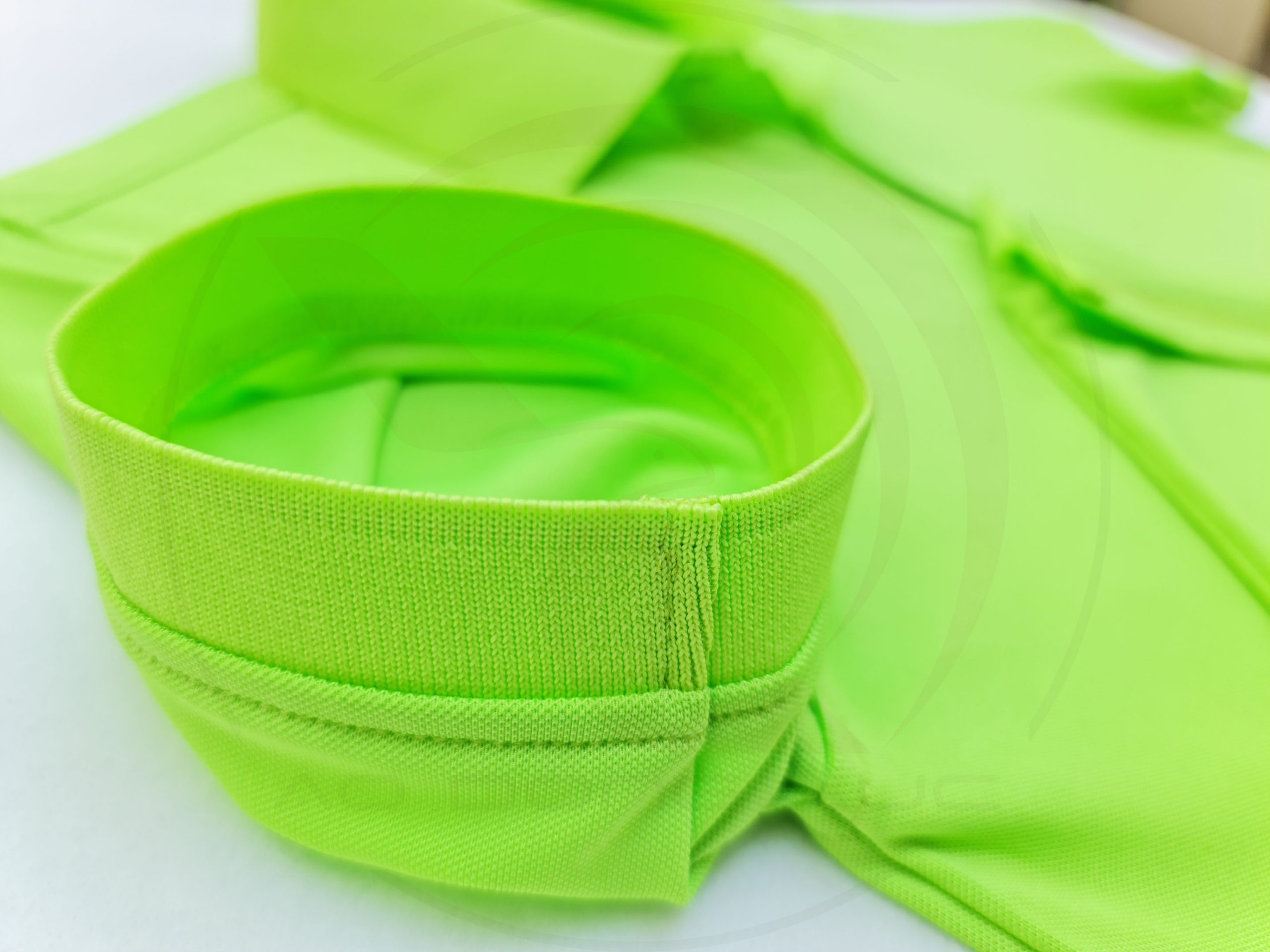Chi tiết bo tay áo thun cổ trụ polo bo trơn cá sấu lạnh xanh chuối