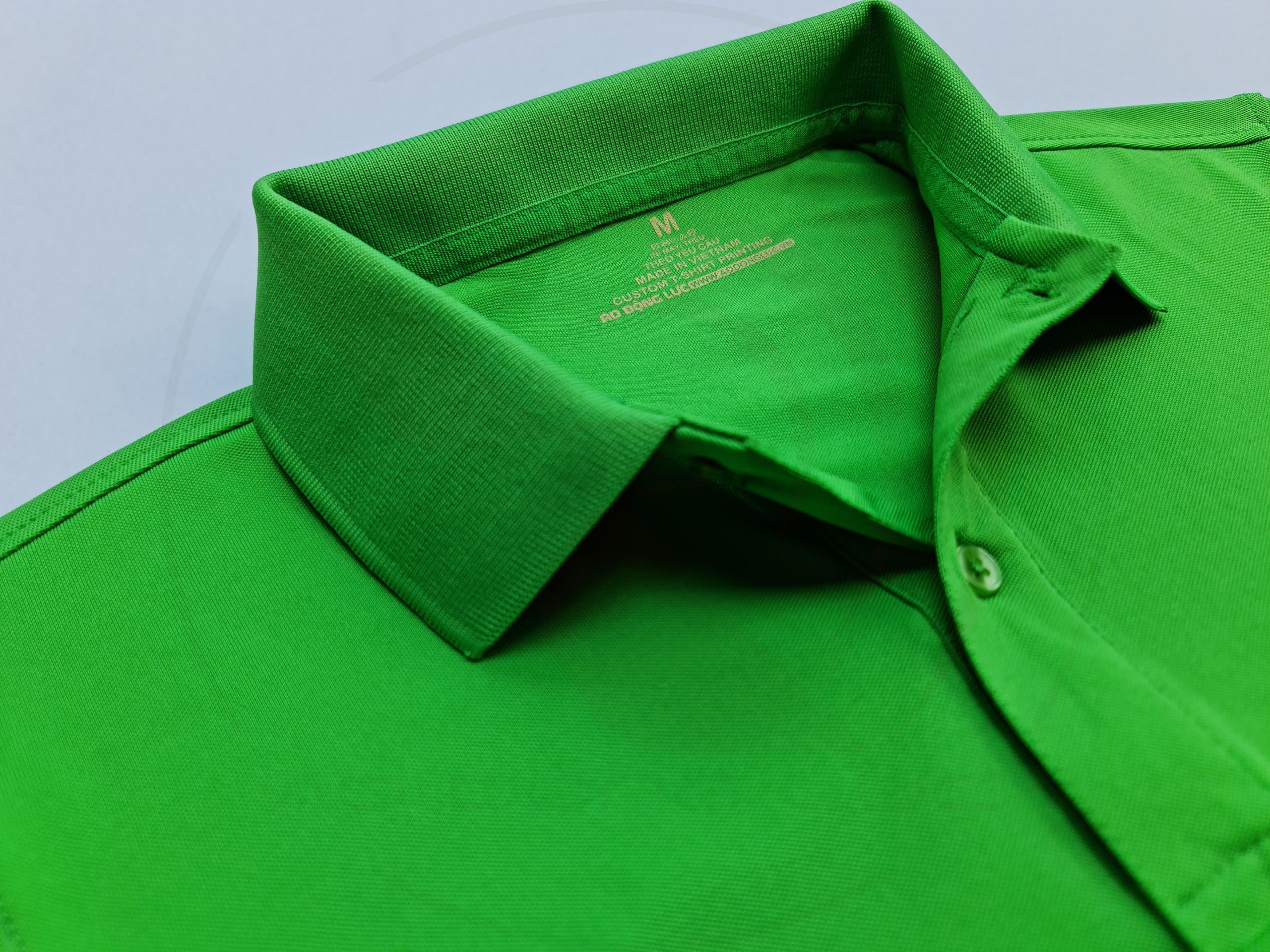 Chi tiết cổ áo áo thun cổ trụ polo bo trơn cá sấu lạnh poly thấm hút xanh lá