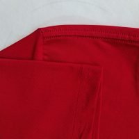 Chi tiết đường may móc xích cổ áo áo thun cổ tròn ngắn tay cotton unisex màu đỏ đô
