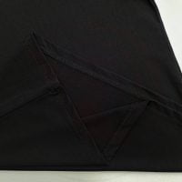 Chi tiết đường may và vạt áo áo thun cổ tròn ngắn tay cotton unisex màu đen