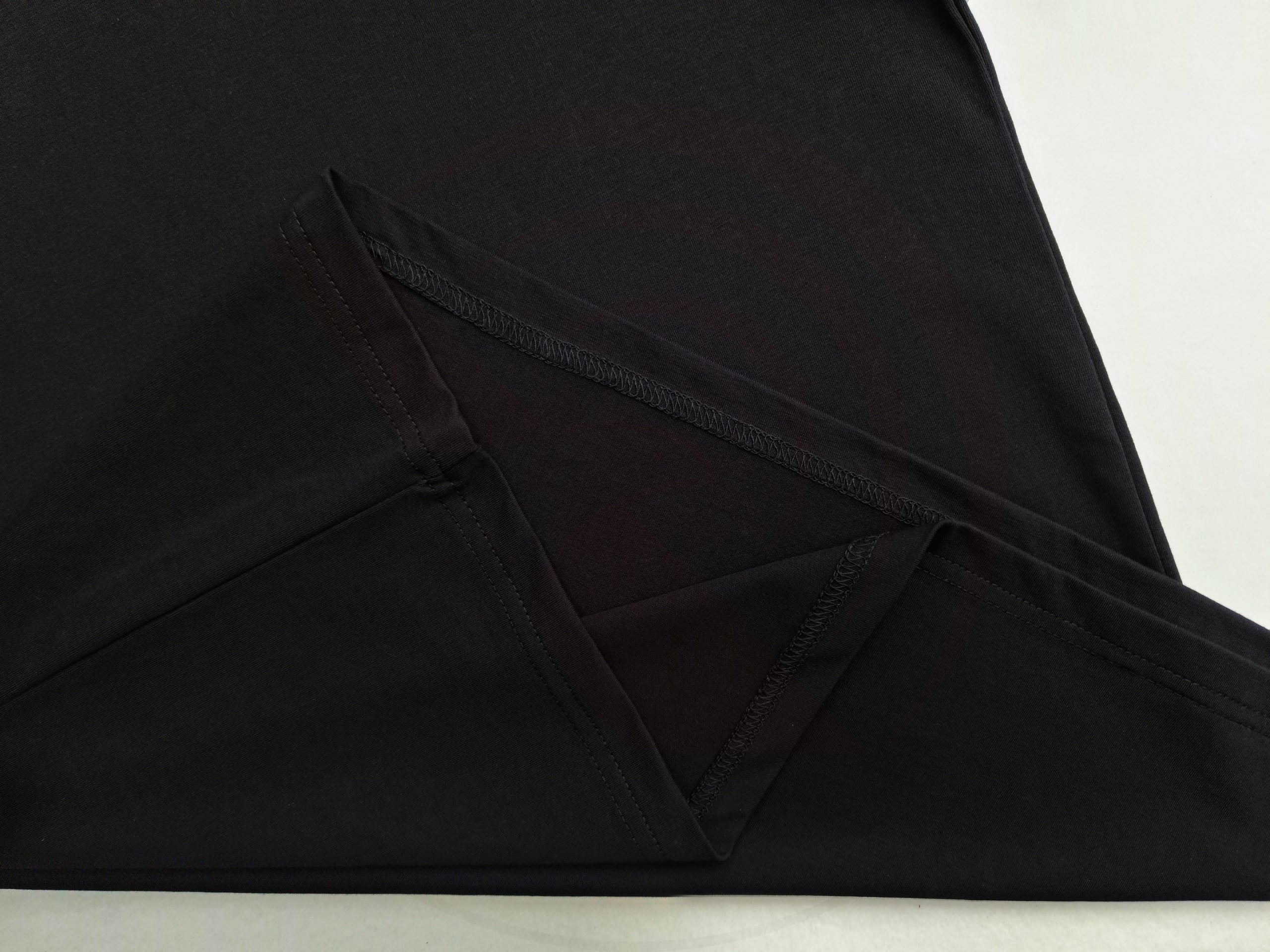 Chi tiết đường may và vạt áo áo thun cổ tròn ngắn tay cotton unisex màu đen