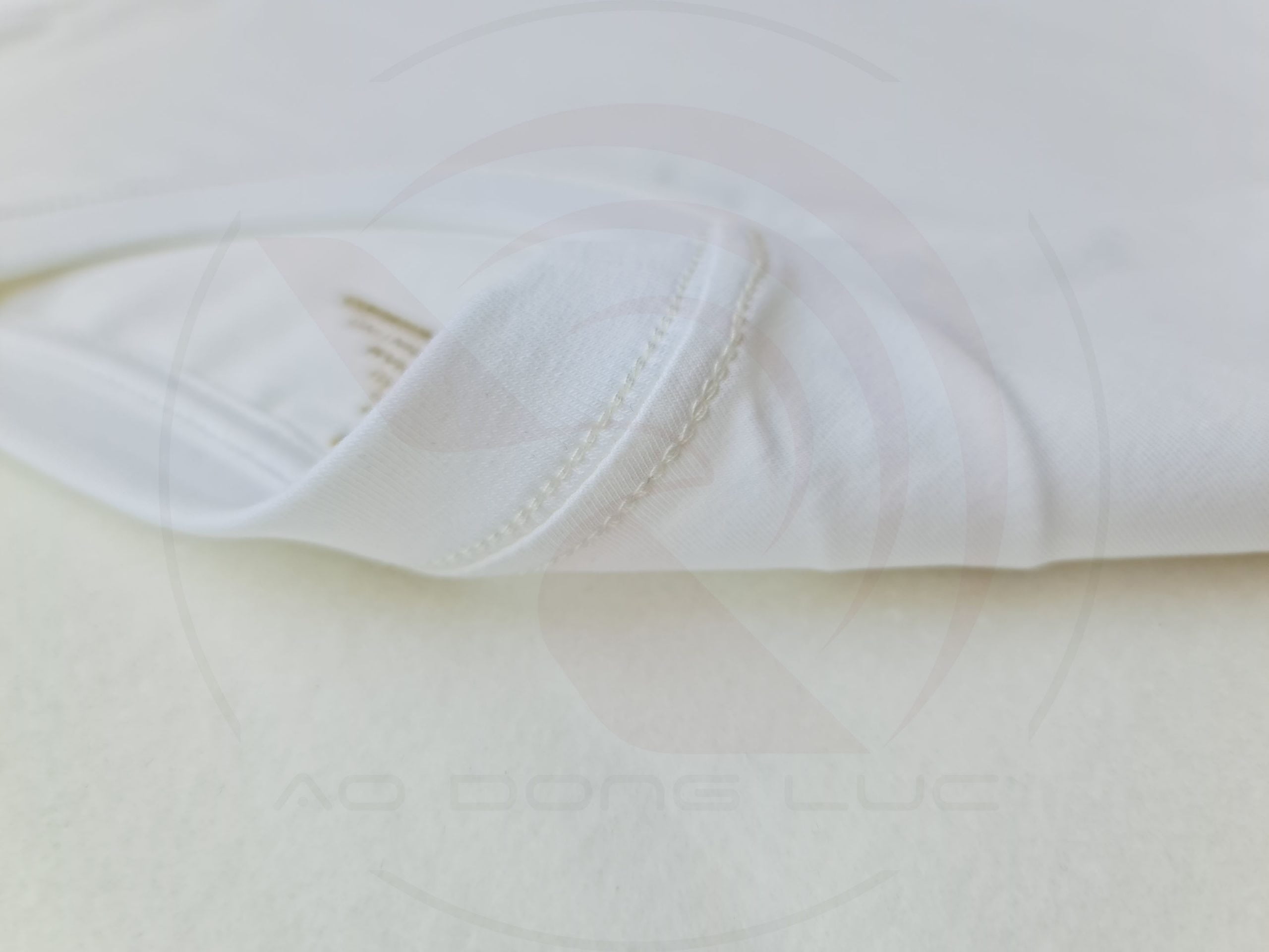 Chi tiết đường may móc xích cổ áo áo thun cổ tròn ngắn tay cotton unisex màu trắng
