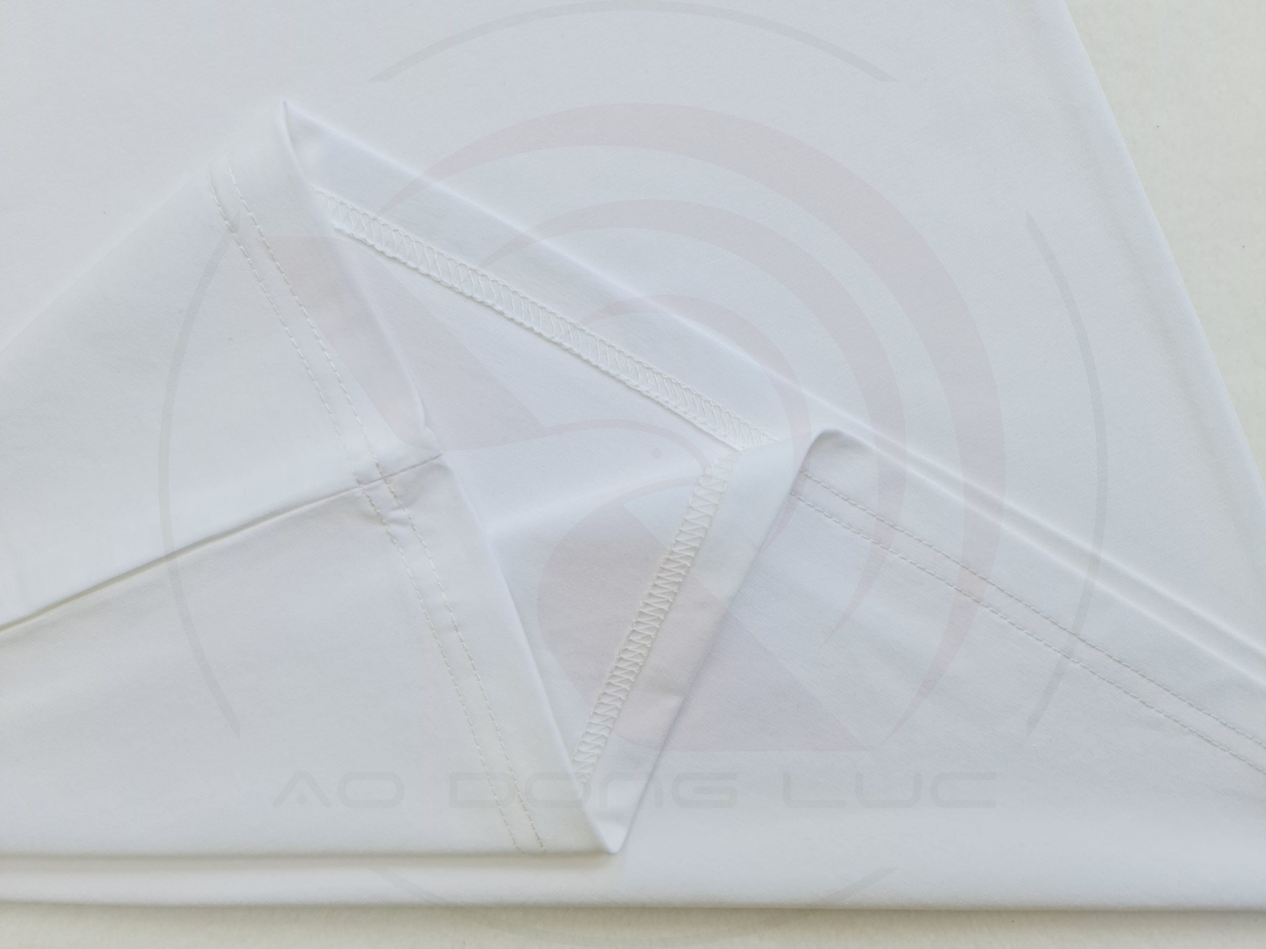 Chi tiết đường may và vạt áo áo thun cổ tròn ngắn tay cotton unisex màu trắng