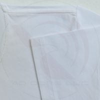 Chi tiết đường may móc xích áo thun cổ tròn ngắn tay cotton unisex màu trắng