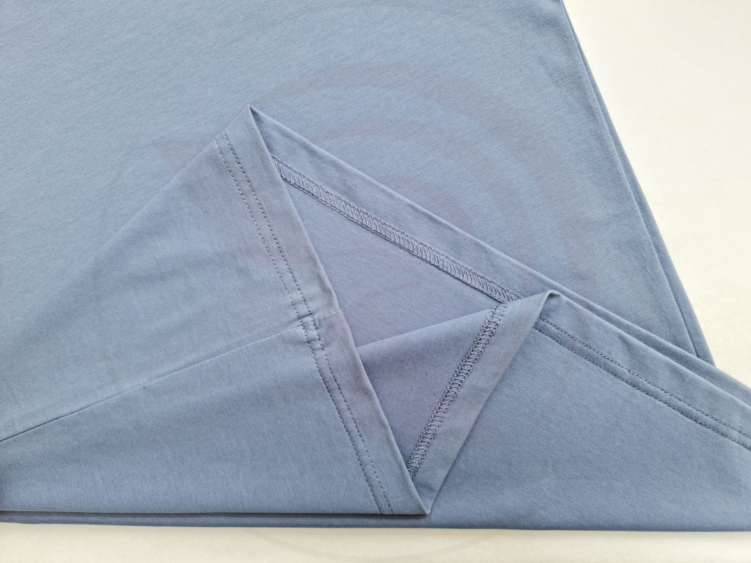 Chi tiết đường may và vạt áo áo thun cổ tròn ngắn tay cotton unisex màu xám xanh