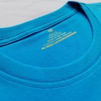 Chi tiết đường may và cổ áo áo thun cổ tròn ngắn tay cotton unisex xanh ya