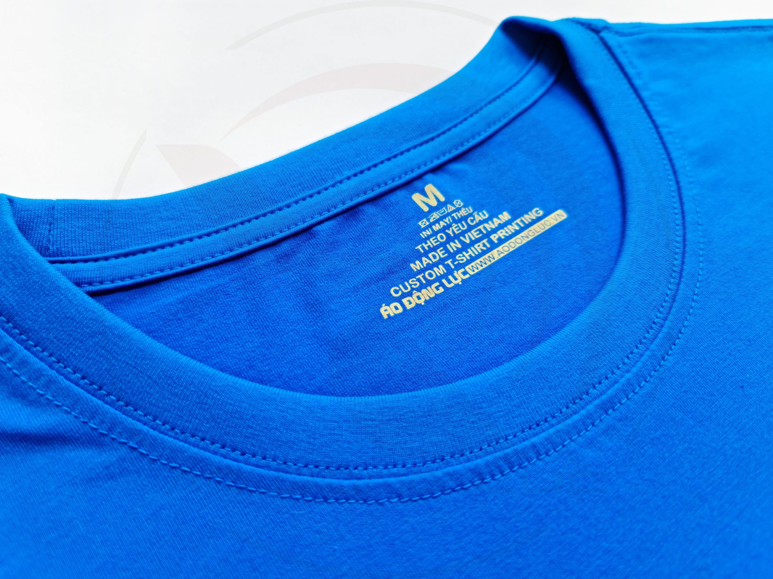 Chi tiết đường may và cổ áo áo thun cổ tròn ngắn tay cotton unisex màu ya đậm