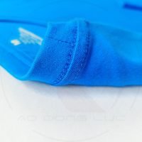 Chi tiết đường may móc xích cổ áo áo thun cổ tròn ngắn tay cotton unisex màu ya đậm