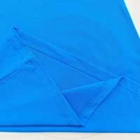 Chi tiết đường may và vạt áo áo thun cổ tròn ngắn tay cotton unisex màu ya đậm