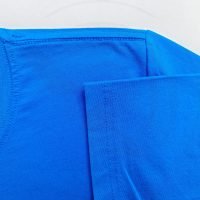Chi tiết đường may móc xích cổ áo áo thun cổ tròn ngắn tay cotton unisex màu ya đậm