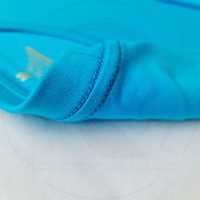 Chi tiết đường may móc xích cổ áo áo thun cổ tròn ngắn tay cotton unisex xanh ya