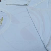 Chi tiết đường may và cổ áo bo ríp áo thun cổ tròn ngắn tay supe unisex màu trắng