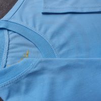 Chi tiết đường may và cổ áo bo ríp áo thun cổ tròn ngắn tay supe unisex thiên thanh