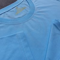 Chi tiết đường may và cổ áo bo ríp áo thun cổ tròn ngắn tay supe unisex thiên thanh