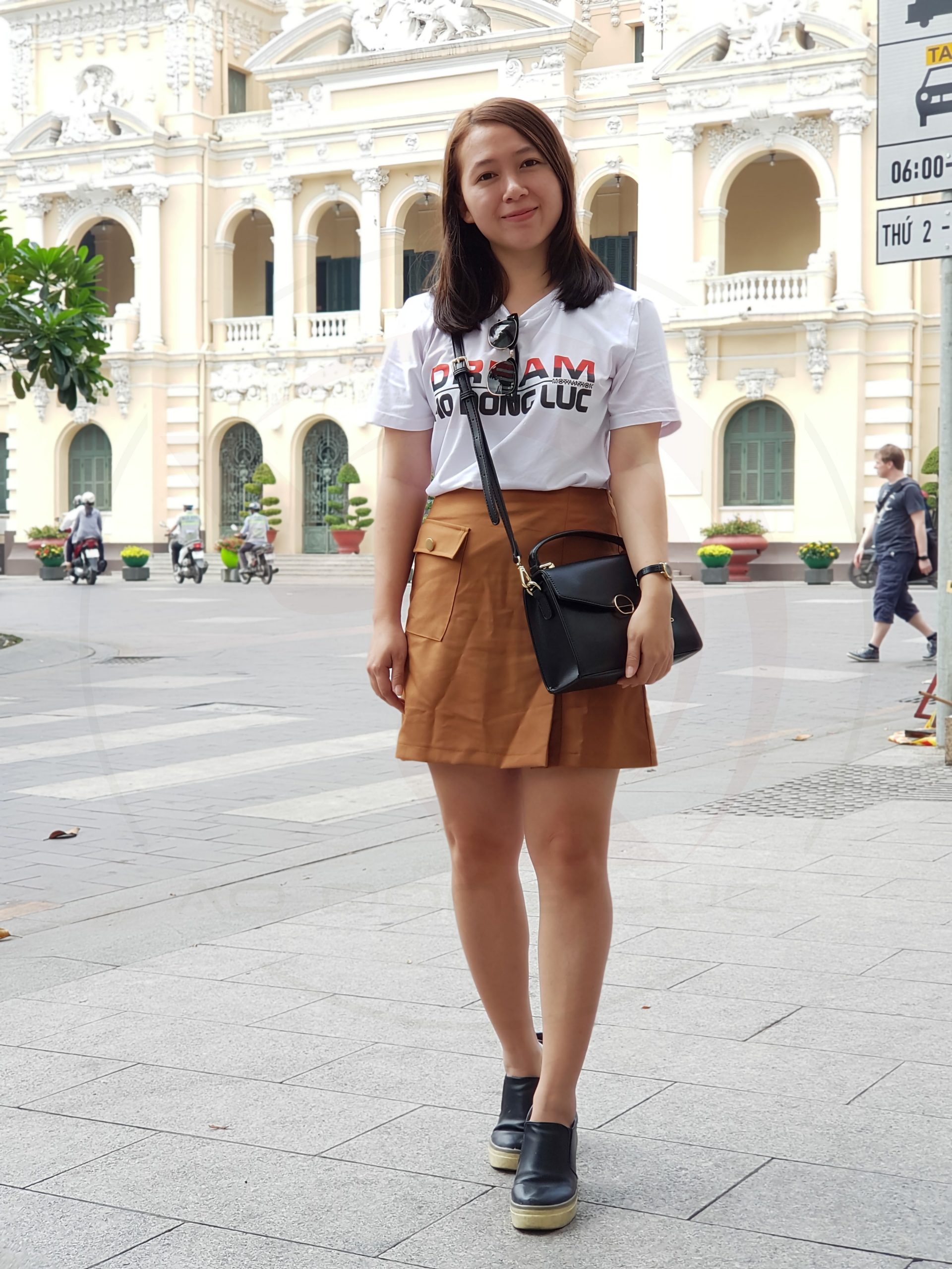 Mẫu áo thun động lực cổ tròn ngắn tay unisex in chữ Dream của Áo Động Lực (nữ mặc)