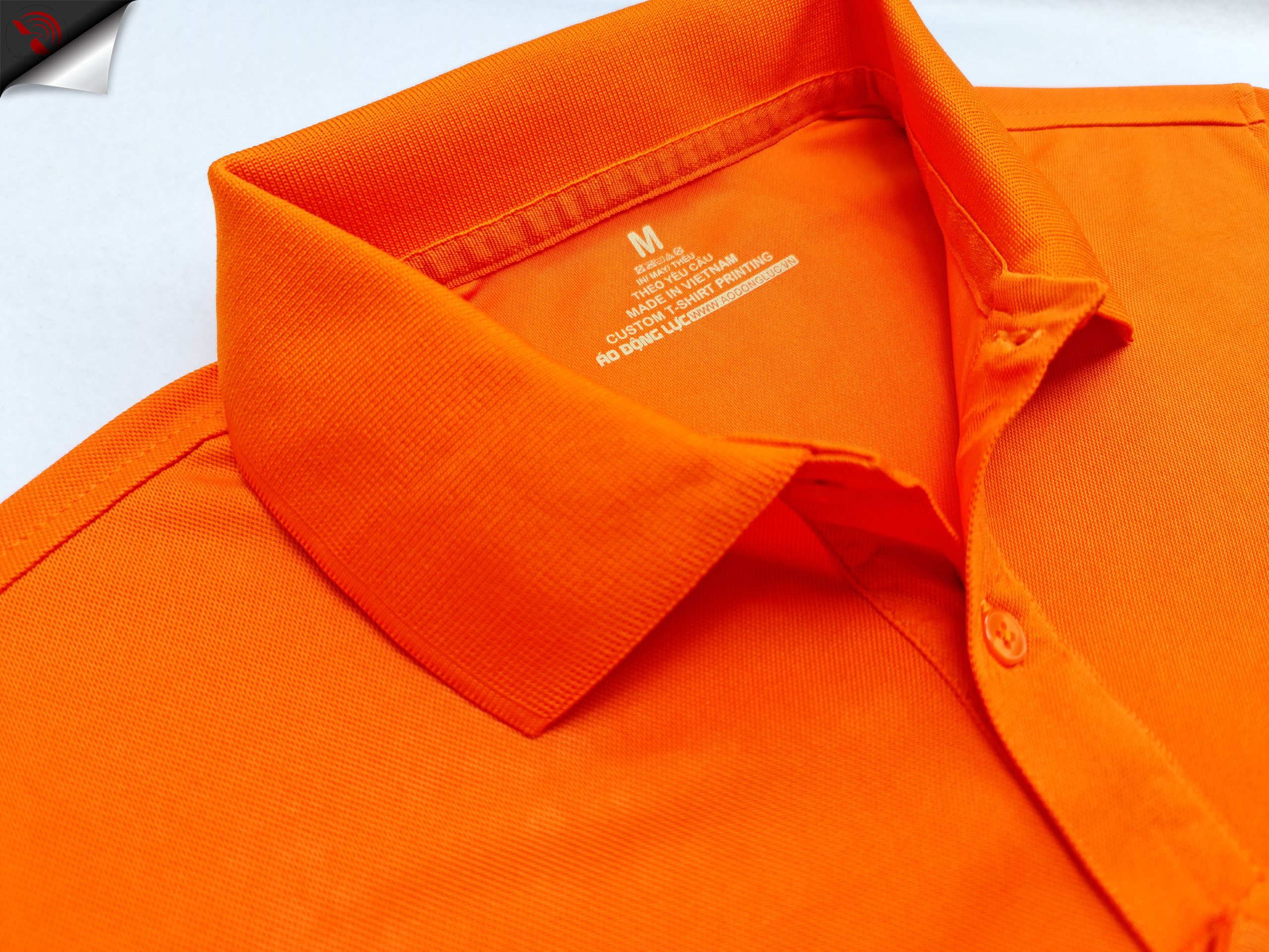 Chi tiết bo cổ, trụ cổ và đường may áo cổ trụ polo bo trơn unisex cá sấu mè màu cam