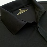 Chi tiết bo cổ, trụ cổ và đường may áo cổ trụ polo bo trơn unisex cá sấu mè màu đen