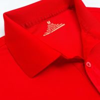 Chi tiết bo cổ, trụ cổ và đường may áo cổ trụ polo bo trơn unisex cá sấu mè màu đỏ