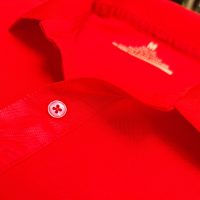 Hình chi tiết trụ áo polo bo trơn cá sấu mè unisex màu đỏ