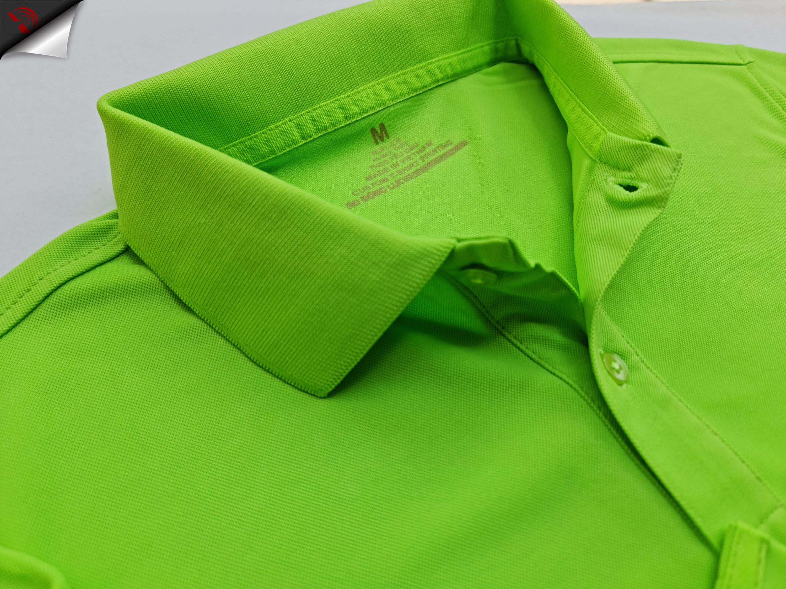 Chi tiết bo cổ, trụ cổ và đường may áo cổ trụ polo bo trơn unisex cá sấu mè xanh lá