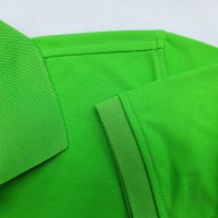Chi tiết đường may kép mí cầu vai, nách, tay áo cổ trụ polo bo trơn cá sấu mè xanh lá