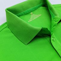 Chi tiết bo cổ, trụ cổ và đường may áo cổ trụ polo bo trơn unisex cá sấu mè xanh lá